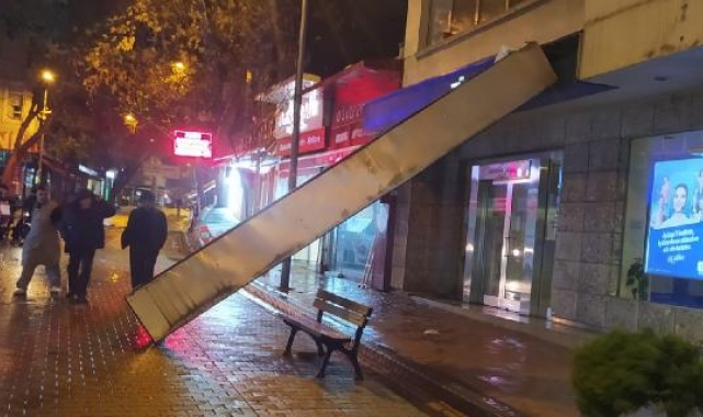 Gelibolu'da lodos çatı uçurdu, ağaçları devirdi 