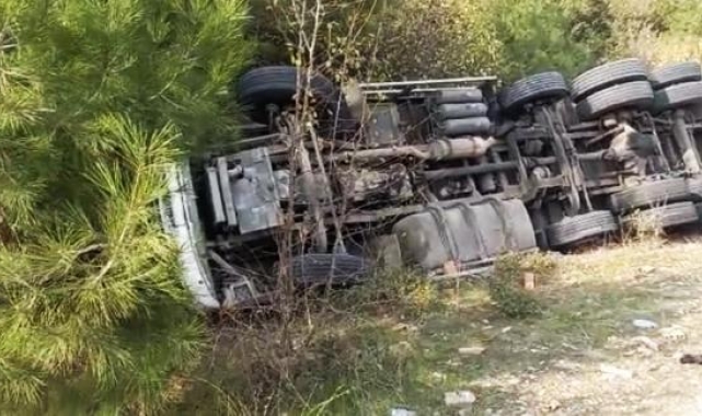 Kamyon devrildi; baba öldü, oğlu yaralı
