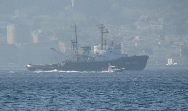 Rus askeri römorkörü ile anti-sabotaj botu Çanakkale Boğazı'ndan geçti