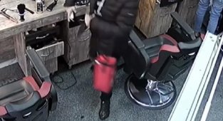 Saçını tarama bahanesiyle girdiği kuaförden tıraş makinesini çaldı