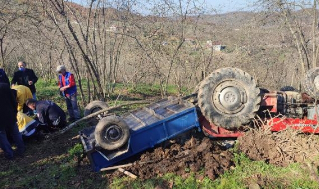 Traktörün altında kaldı, görme engelli babasının sesini duymasıyla kurtarıldı