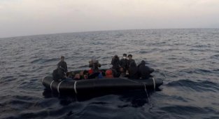 Yunanistan'ın ittiği 24 kaçak göçmen kurtarıldı