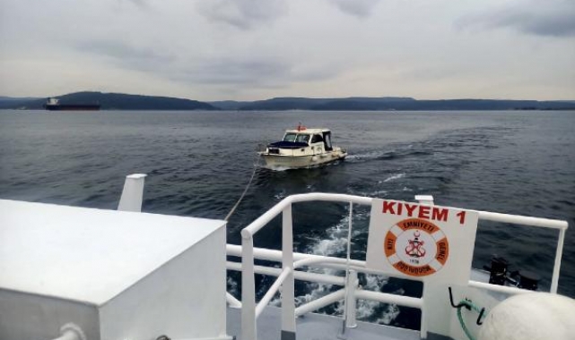 Çanakkale Boğazı'nda sürüklenen tekne kurtarıldı