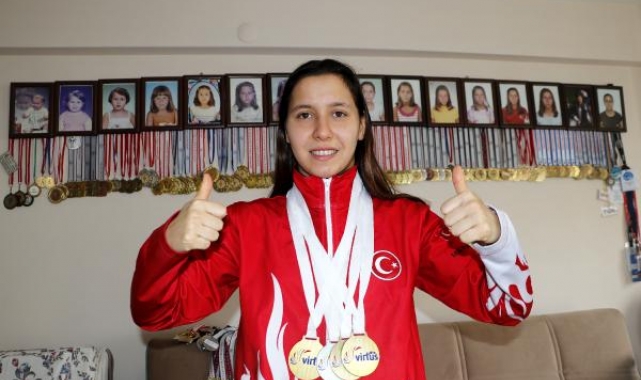 Doktor tavsiyesiyle başladığı yüzmede altın madalyaları topladı