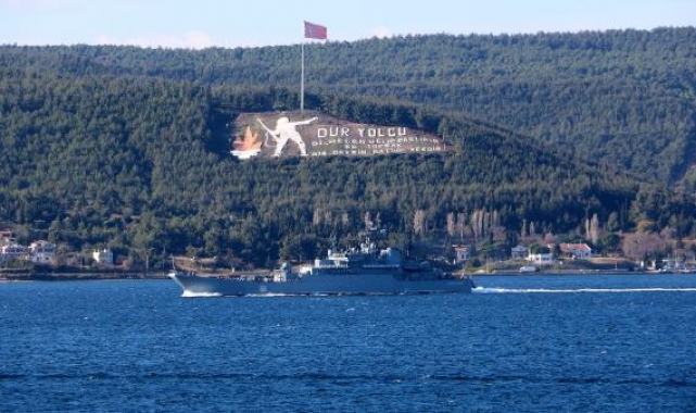 Rus savaş gemisi ve askeri römorkörü Çanakkale Boğazı'ndan geçti