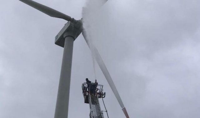 Rüzgar enerji santraline yıldırım düştü, pervanesi alev aldı
