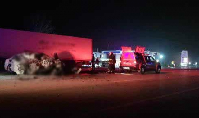 Çanakkale'de akaryakıt istasyonundan çıkan TIR'a otomobil çarptı: 5 ölü