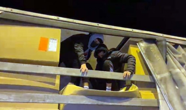 Kaçak göçmenler, gizlice bindikleri TIR dorsesinde yakalandı