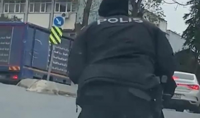 Yolda kalan engelli vatandaşa polis memuru yardım etti
