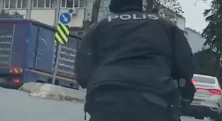 Yolda kalan engelli vatandaşa polis memuru yardım etti