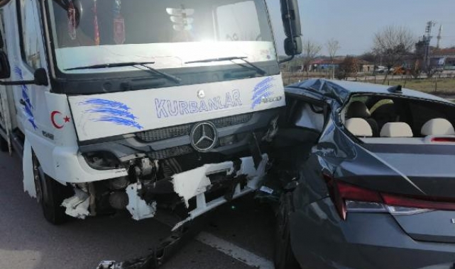 Çanakkale'de kamyon ile otomobil çarpıştı: 1 ölü, 2 yaralı