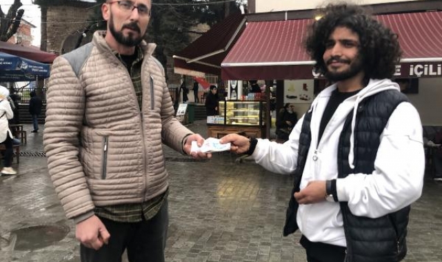 Çay ocağında unutulan 10 bin TL'yi sosyal medyadan bulduğu sahibine teslim etti