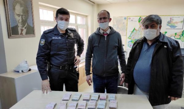 Parkta bulduğu 135 bin lirayı polise teslim etti
