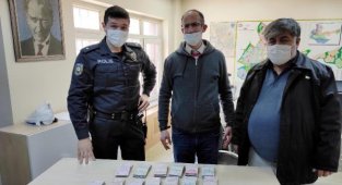 Parkta bulduğu 135 bin lirayı polise teslim etti