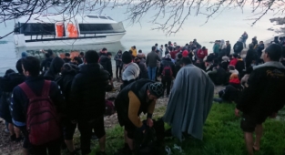 Çanakkale'de 123 düzensiz göçmen filikaya binmek üzereyken yakalandı