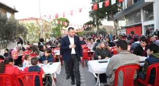 Ezine'de 1 kilometreyi bulan iftar sofrası