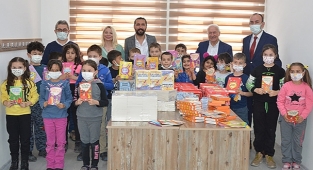 LAPSEKİ'DE KÜTÜPHANELERE KİTAP BAĞIŞI YAPILDI