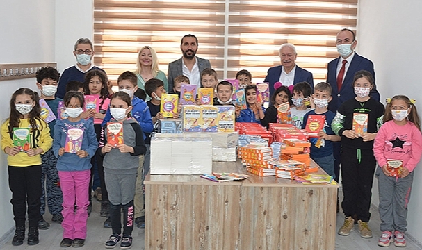 LAPSEKİ'DE KÜTÜPHANELERE KİTAP BAĞIŞI YAPILDI