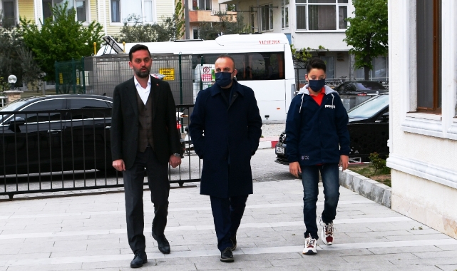 Bülent Turan, bayram namazını Lapseki Sahil camiinde kıldı.