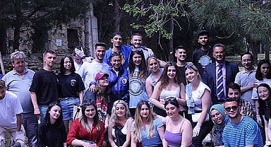 HALKLA İLİŞKİLER ÖĞRENCİLERİ ÇEVRE TEMİZLİĞİ İLE TARİHE DOKUNDU