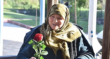 BAŞKAN ÖZ'DEN ANNELERE JEST