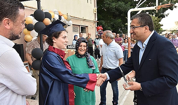 BAŞKAN ÖZ MEZUNİYET TÖRENİNE KATILDI