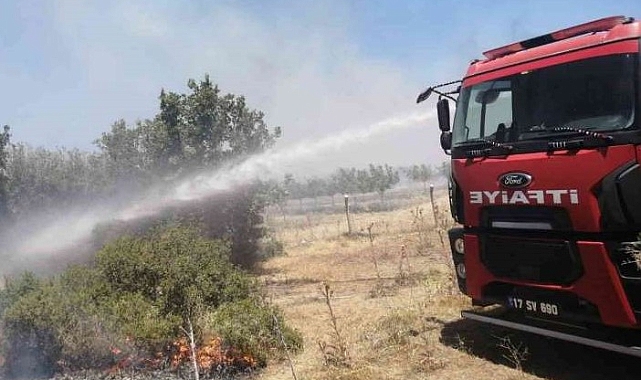 Ezine Belediye itfaiye ekipleri yangın bölgesinde