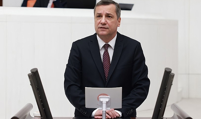 “Eşsiz kahraman Atatürk, vatan sana minnettardır.”