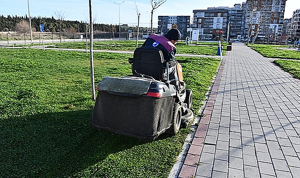 YEŞİL ALANLARDA ÇALIŞMALAR DEVAM EDİYOR