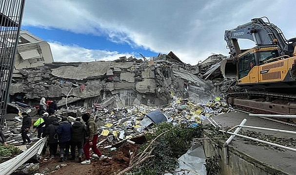 Depremde hayatını kaybedenlerin sayısı 3 bin 381'e yükseldi