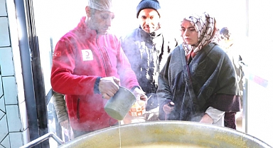KIZILAY AFETZEDELERE SICAK YEMEK ULAŞTIRMAYA DEVAM EDİYOR