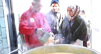 KIZILAY AFETZEDELERE SICAK YEMEK ULAŞTIRMAYA DEVAM EDİYOR