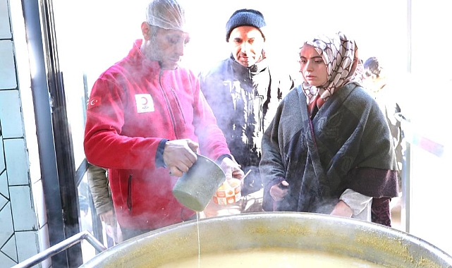 KIZILAY AFETZEDELERE SICAK YEMEK ULAŞTIRMAYA DEVAM EDİYOR