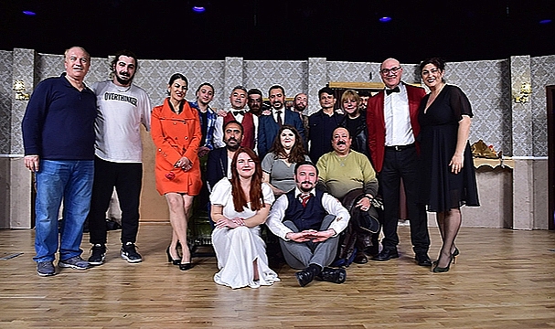 ÇANAKKALE BELEDİYESİ KÜLTÜR MERKEZİ, AÇILIŞINI "KARMAKARIŞIK" OYUNU İLE YAPTI