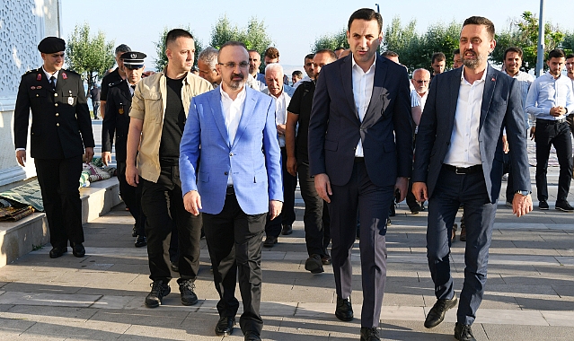 Bülent Turan, Kurban Bayramı namazını Lapseki’de sahil camiinde kıldı.