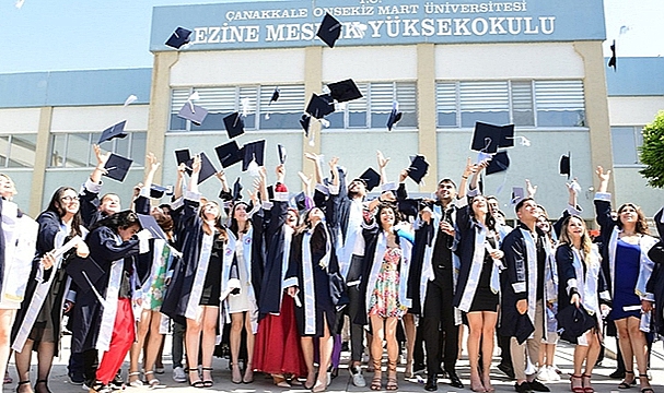 EZİNE MESLEK YÜKSEKOKULU MEZUNİYET TÖRENİ GERÇEKLEŞTİRİLDİ