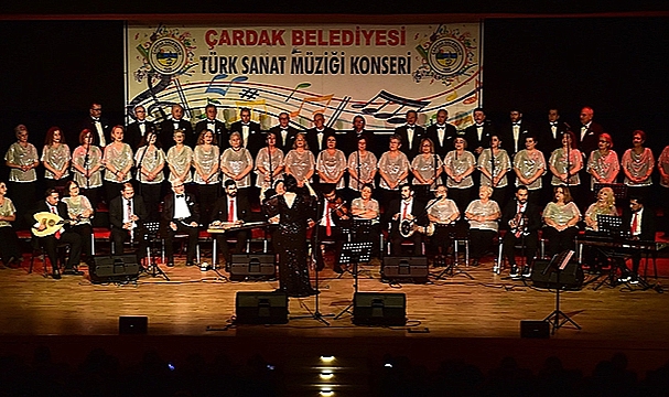 ÇARDAK BELEDİYESİ TÜRK SANAT MÜZİĞİ KOROSUNDAN ALKIŞ ALAN KONSER
