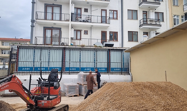 18 Mart İlkokuluna yapılacak yemekhane ve zemin yapımı için çalışmalar hızla başladı.