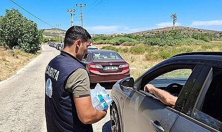 Bozcaada Belediyesi'nden tatilcilere su ikramı