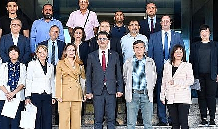 Rektör Erenoğlu, Akademisyenlere teşekkür belgesi takdim etti