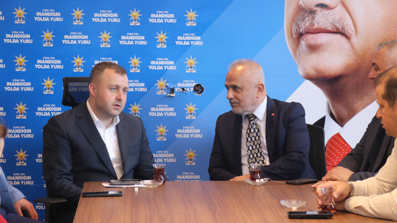 Ezine'de CHP Standına Müdahale Gerginliği: AK Parti'den Açıklama