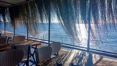 İmroz  Aruna Restaurant Geyikli’de Açılıyor: Lezzet, Müzik ve Deniz Keyfi Bir Arada