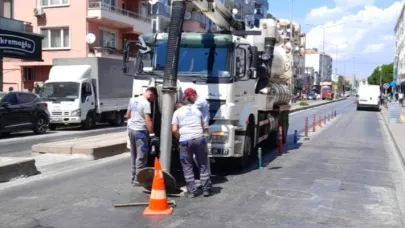 Atatürk Caddesi'nde Altyapı Çalışmalarıyla Eş Zamanlı Hat ve Izgara Temizlik Çalışmaları Yürütülüyor