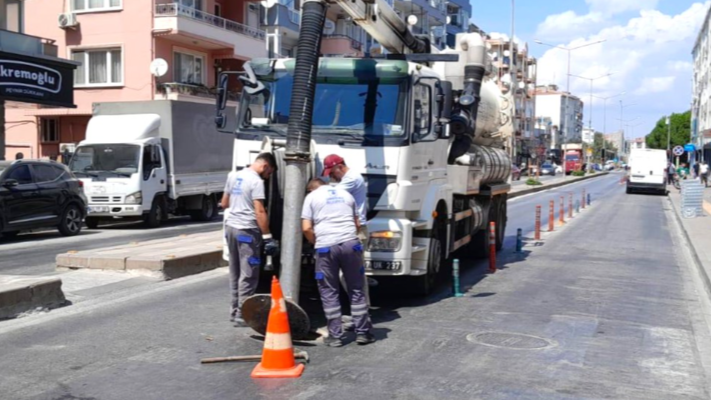Atatürk Caddesi'nde Altyapı Çalışmalarıyla Eş Zamanlı Hat ve Izgara Temizlik Çalışmaları Yürütülüyor