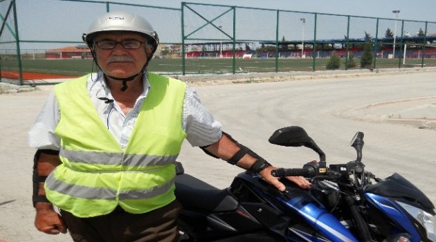67 Yaşında Motosiklet Ehliyeti Aldı