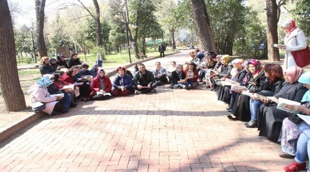 AK Kadınlar Kütüphane Haftasında Sokakta Kitap Okudu