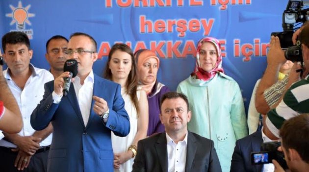 AK Parti Çanakkale Milletvekili Bülent Turan merkez ve ilçelerde bayramlaşma programlarına katıldı.