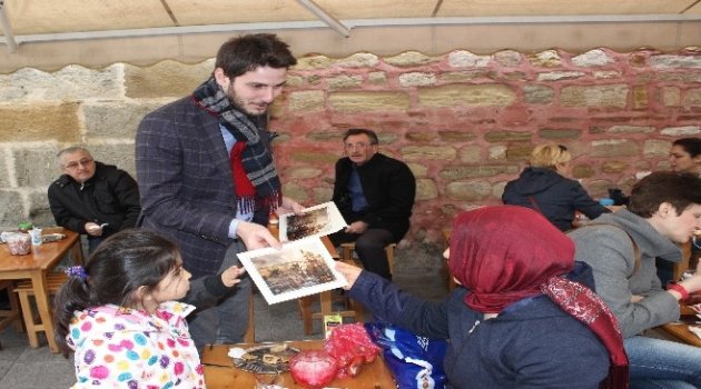 AK Parti'li Gençler Atatürk Portresi Dağıttı