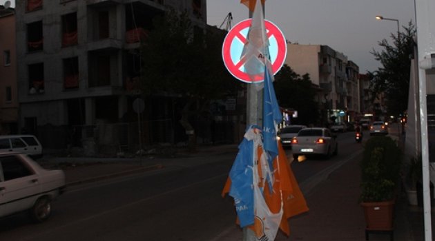 AKP’Yİ GÖR, TRAFİK İŞARETİNİ GÖRMESEN DE OLUR!