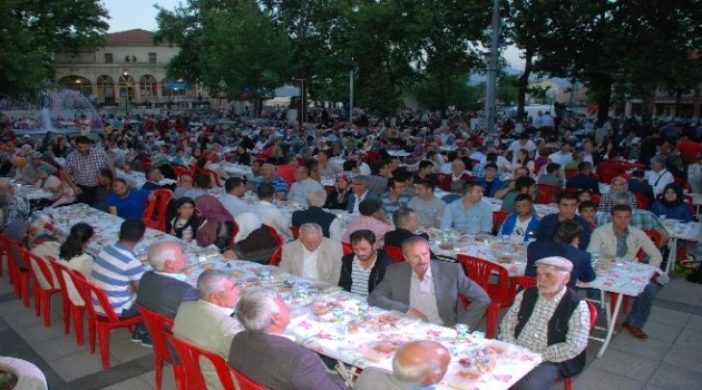 Bayramiçliler Belediyenin İftar Sofrasında Buluştu